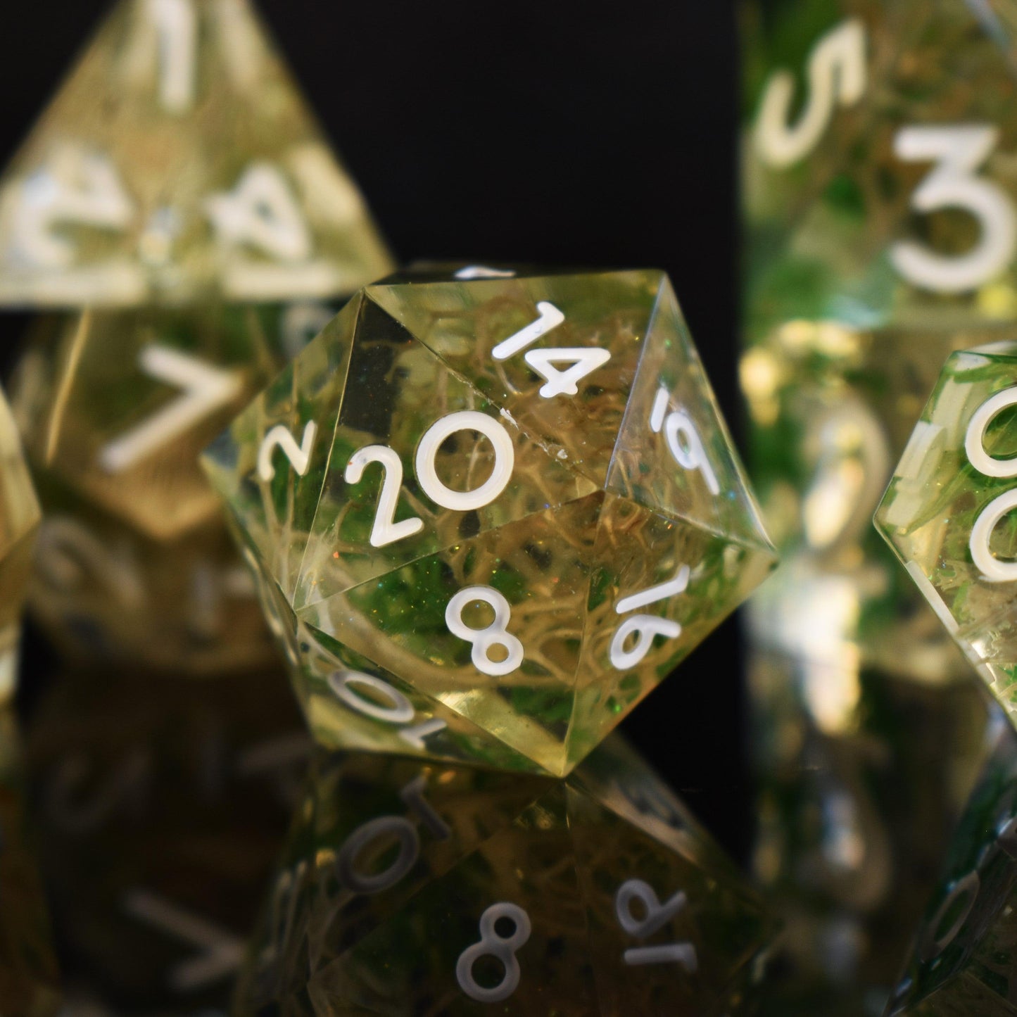 Thorn Whip Sharp-Edged Resin Dice Set